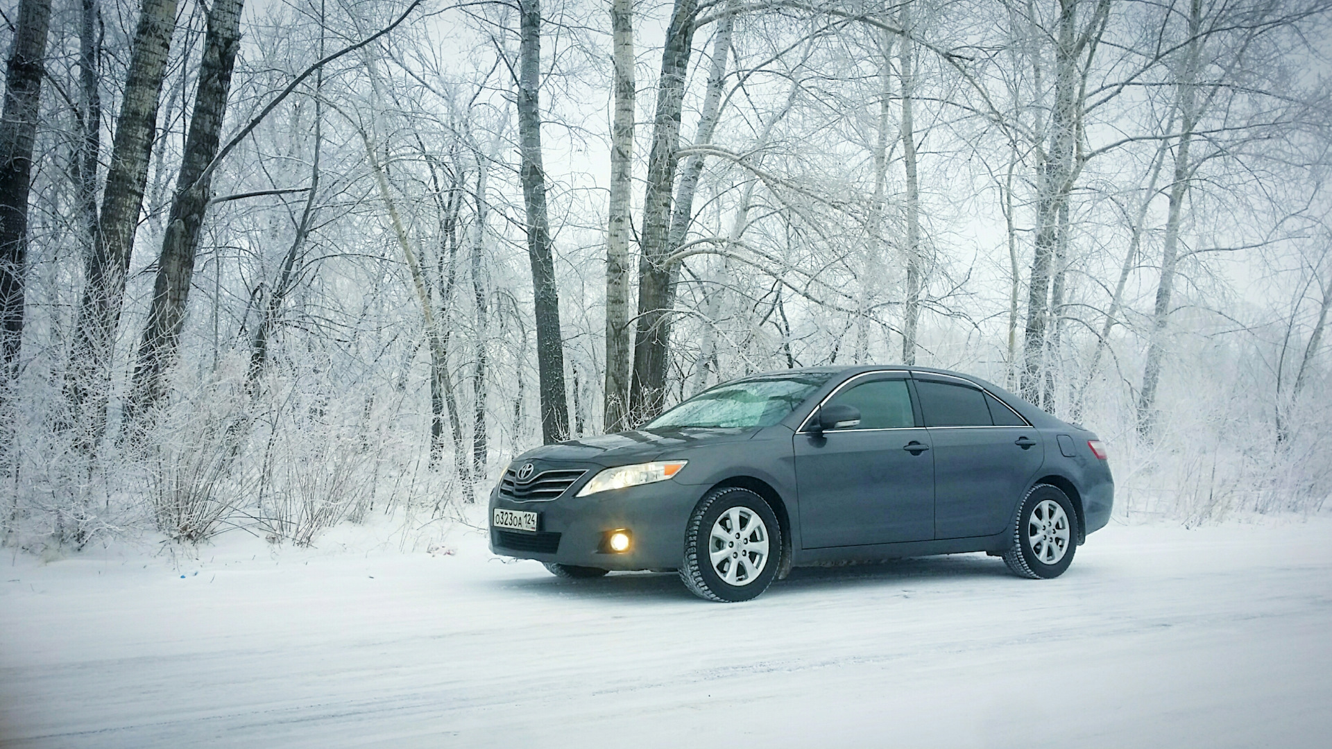 Камри зимой. Toyota Camry зимой на улице. Camry 40 по грязи. Серая Камри 40 зима фотосессия. Камри боком по снегу.