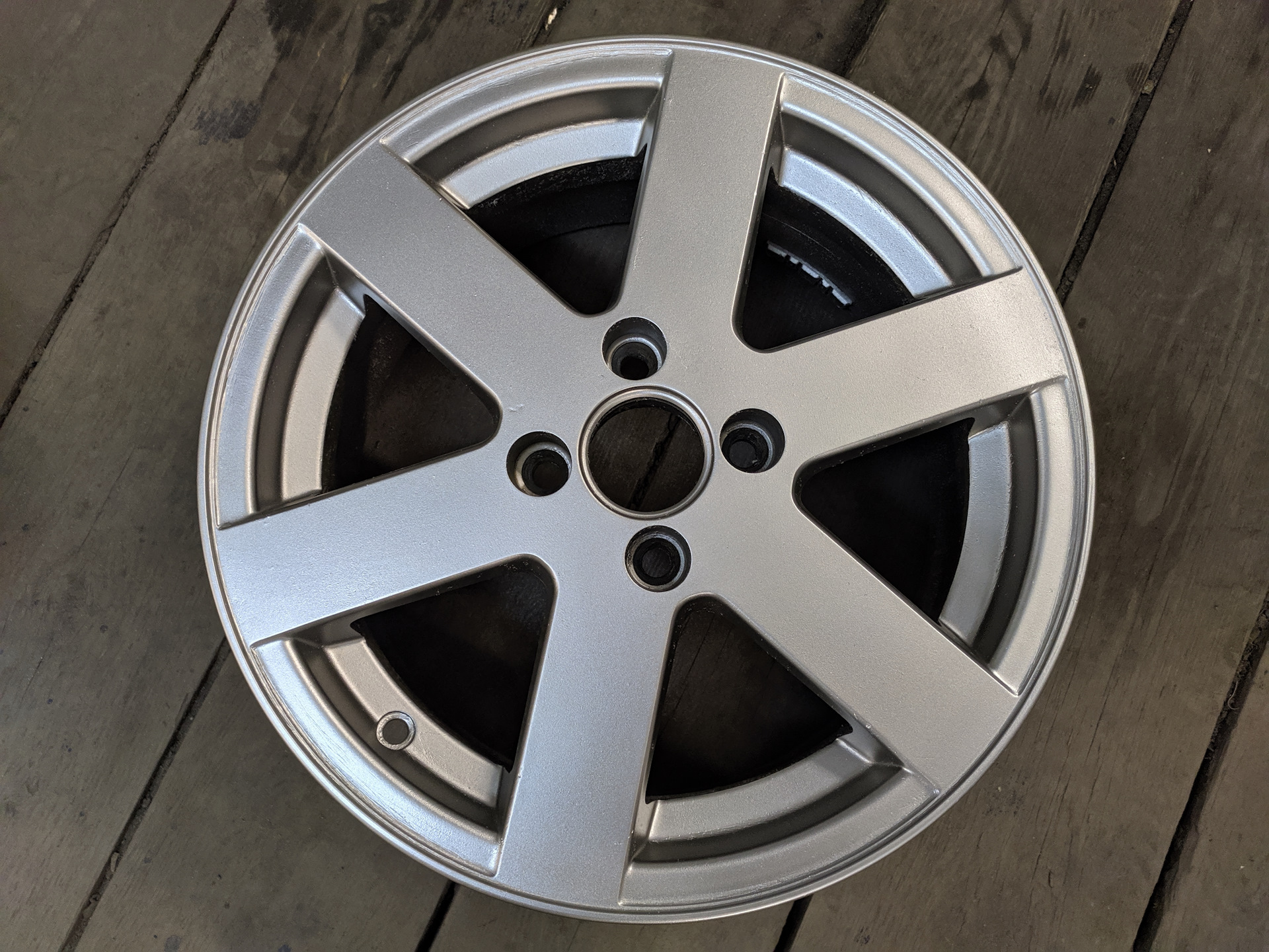 Диски 15 радиус на рапид. R16 manaray sport vertec. Диски r15 ford focus литые. Диски форд фокус 2 r15. Сака диска.