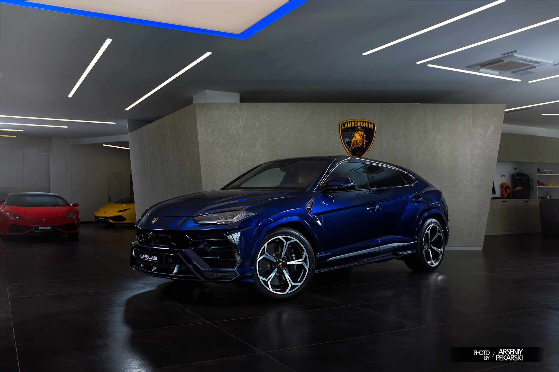 Lamborghini Urus синий