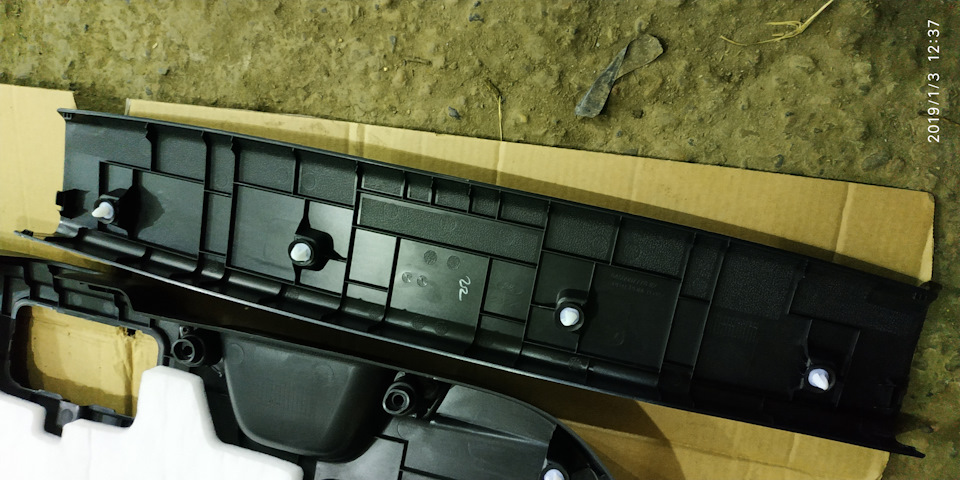 Центральная дальняя накладка — Lada Vesta SW (1G)