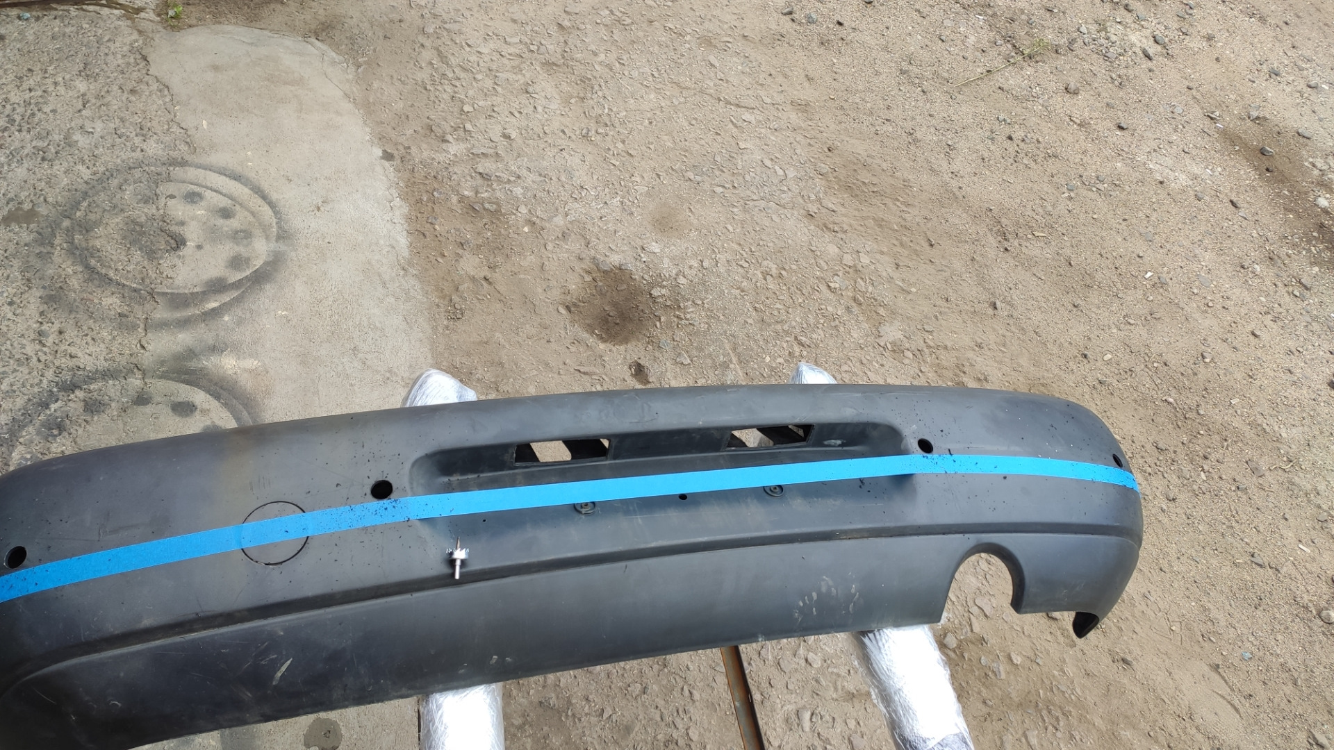 Форд хэтчбек покрасить заднего левого крыла. Покраска заднего бампера. Покраска заднего бампера. Покрасить задний бампер. Бампер задний защитник грязь виш 2015.