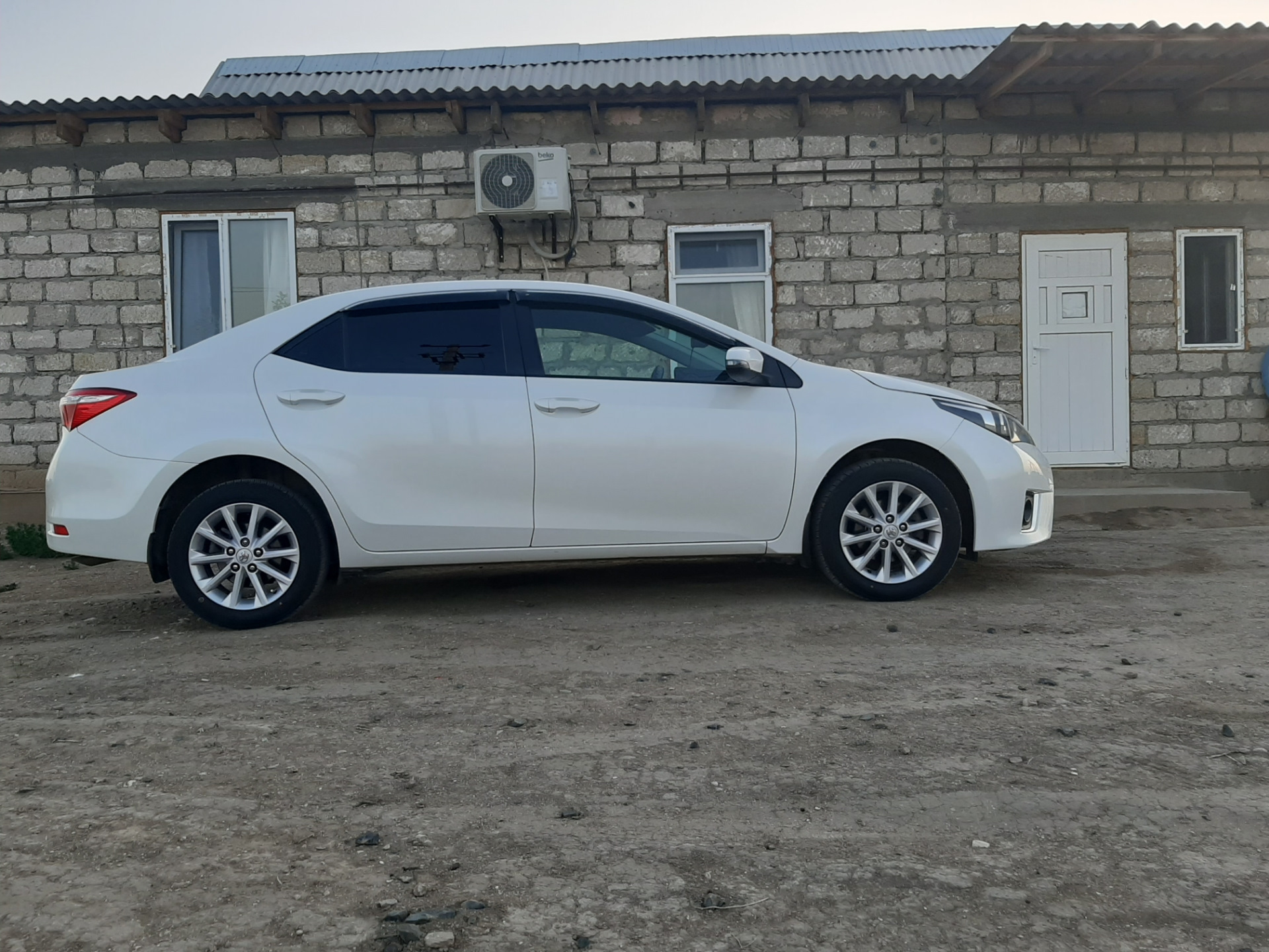 Колеса тойота королла. Toyota Corolla 2014 r16. Диски r16 на Тойота Королла 160. Диски Камри 2014 r16. Диски Тойота Королла e170.