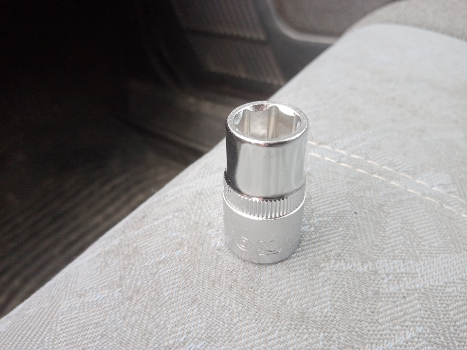 Устранение люфта на нижней петле левой передней двери — нарезка резьбы ...