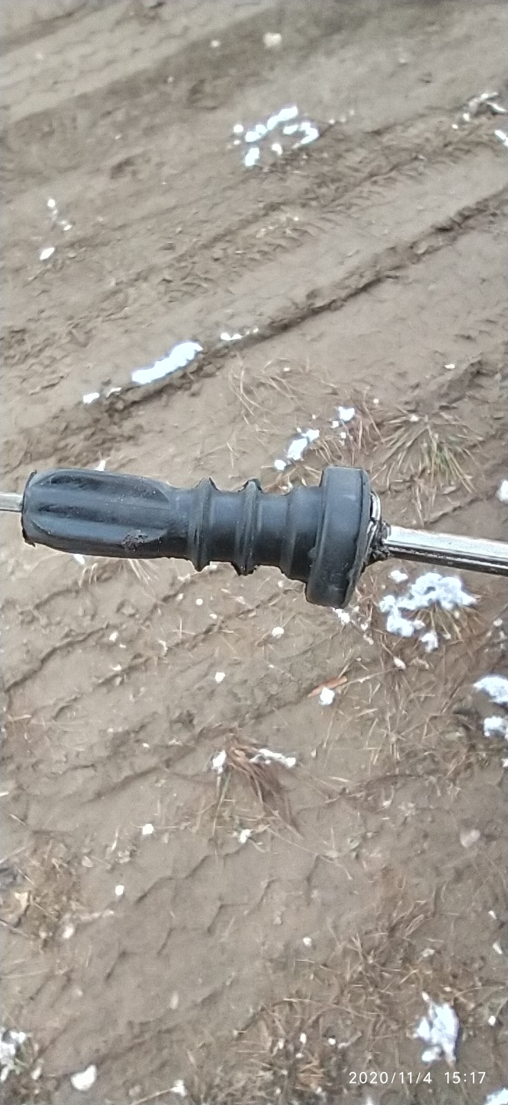 Купил резинку за 25 руб на замену. Чуток погнул упор при снятии — не заметил его сразу, думал там всё само так и стоит. — Lada Granta. Запчасти на фото: 2020114