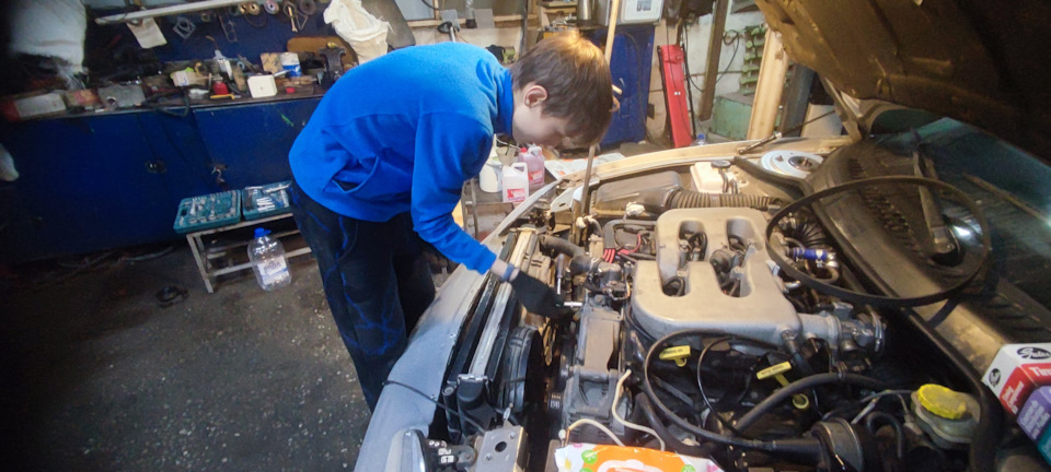 Замена ролика натяжителя ремня ГРМ — Dodge Intrepid, 3,5 л, 1995 года ...