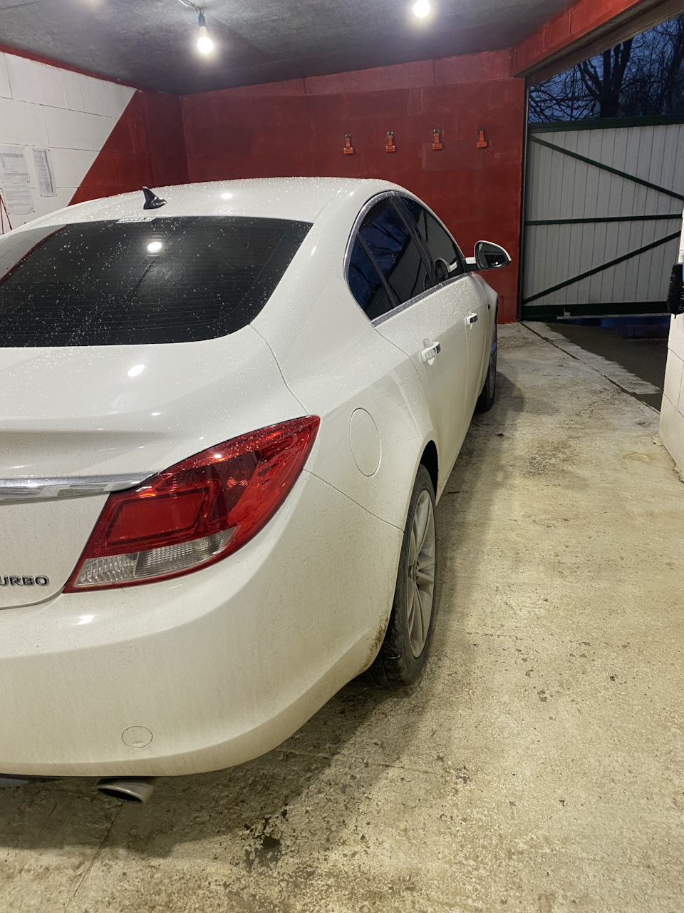 Машина грязная, на улице дождь 🌧️ — Opel Insignia (1G)