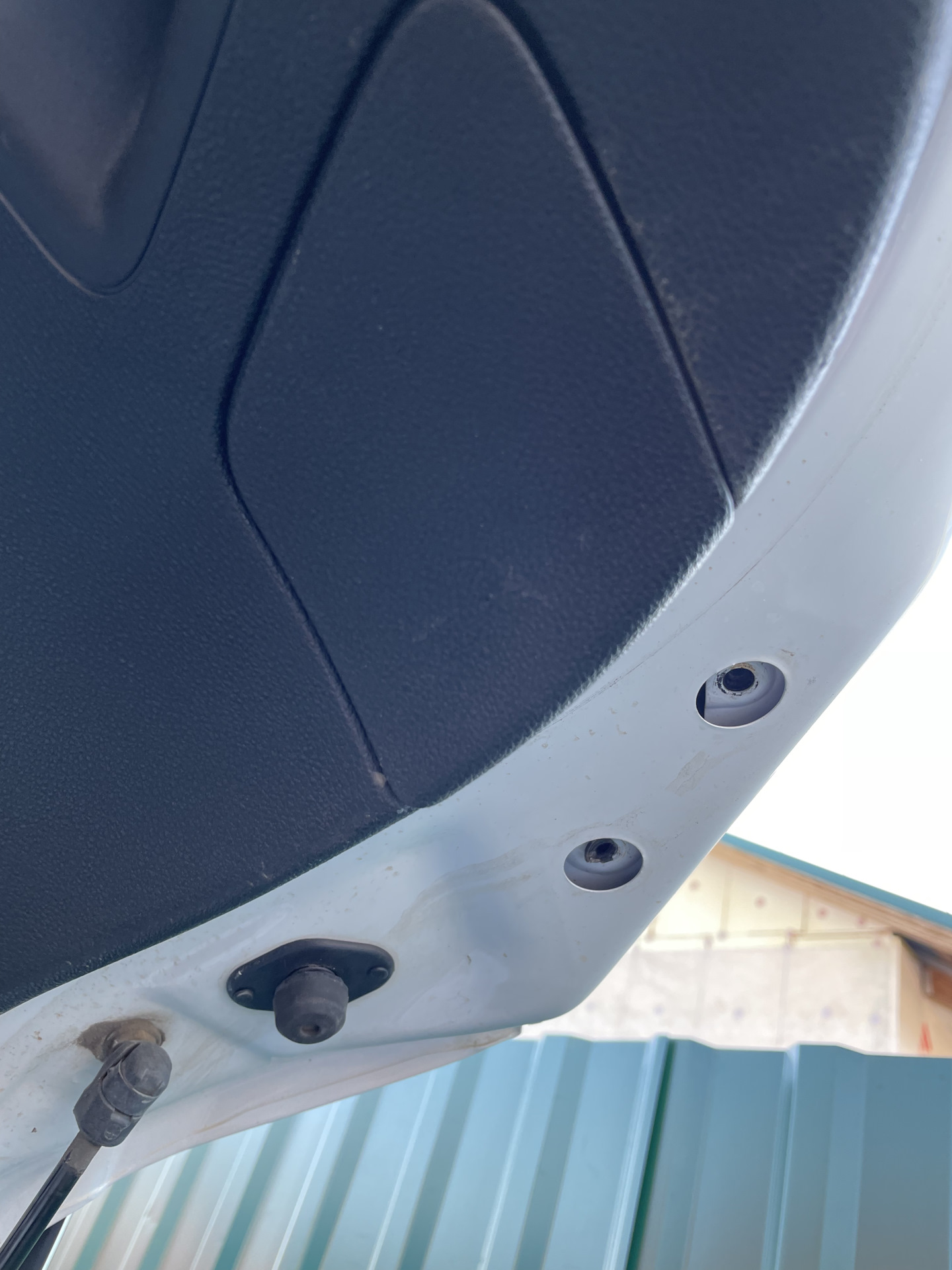 Замена габарита на крышке багажника — Opel Astra J, 1,6 л, 2011 года ...