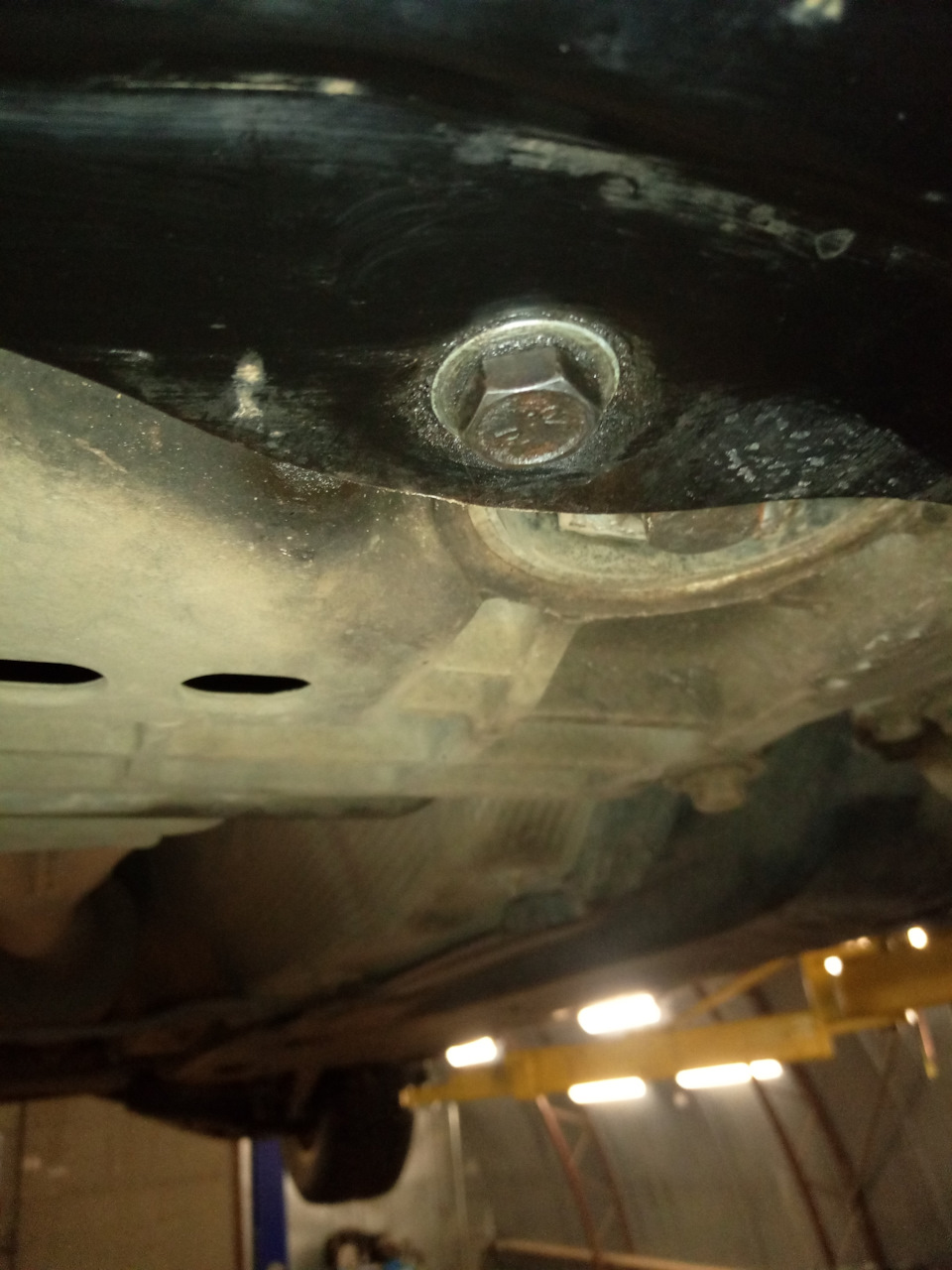 Крепление защиты картера — Volkswagen Passat B6, 2 л, 2007 года ...