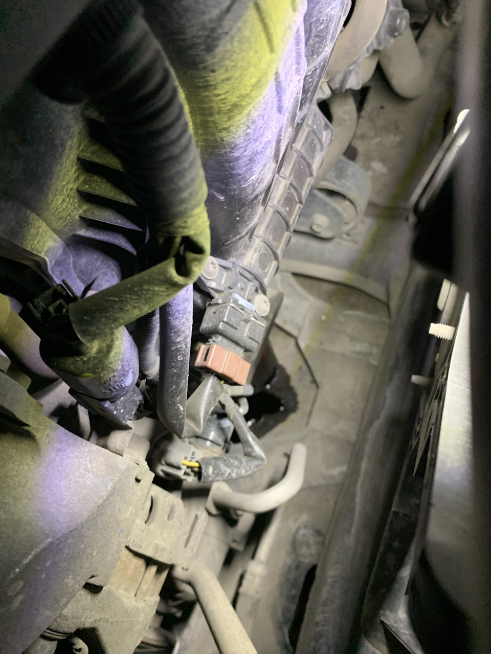 Выдавило масло из-под фильтра — Mitsubishi Outlander XL, 2 л, 2011 года ...