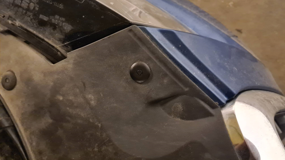 Центр клипсы продавливаем на 1/3 вниз и вытаскиваем — Audi Q5 (1G)