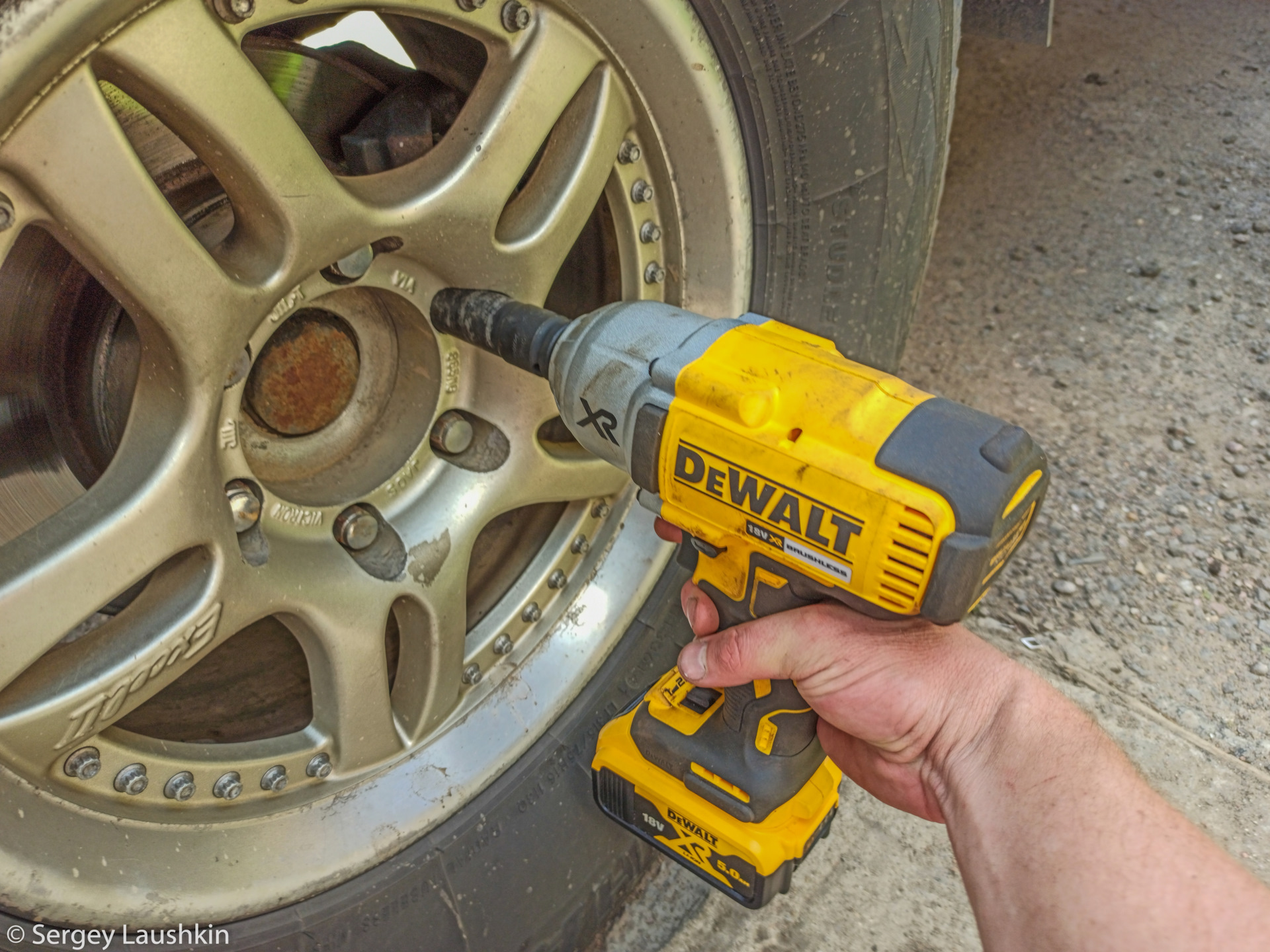 Как крутить гайки. DEWALT dcf850n откручивает колесные гайки. DEWALT DCF 903 купить головку для колесных дисков в Воронеже.