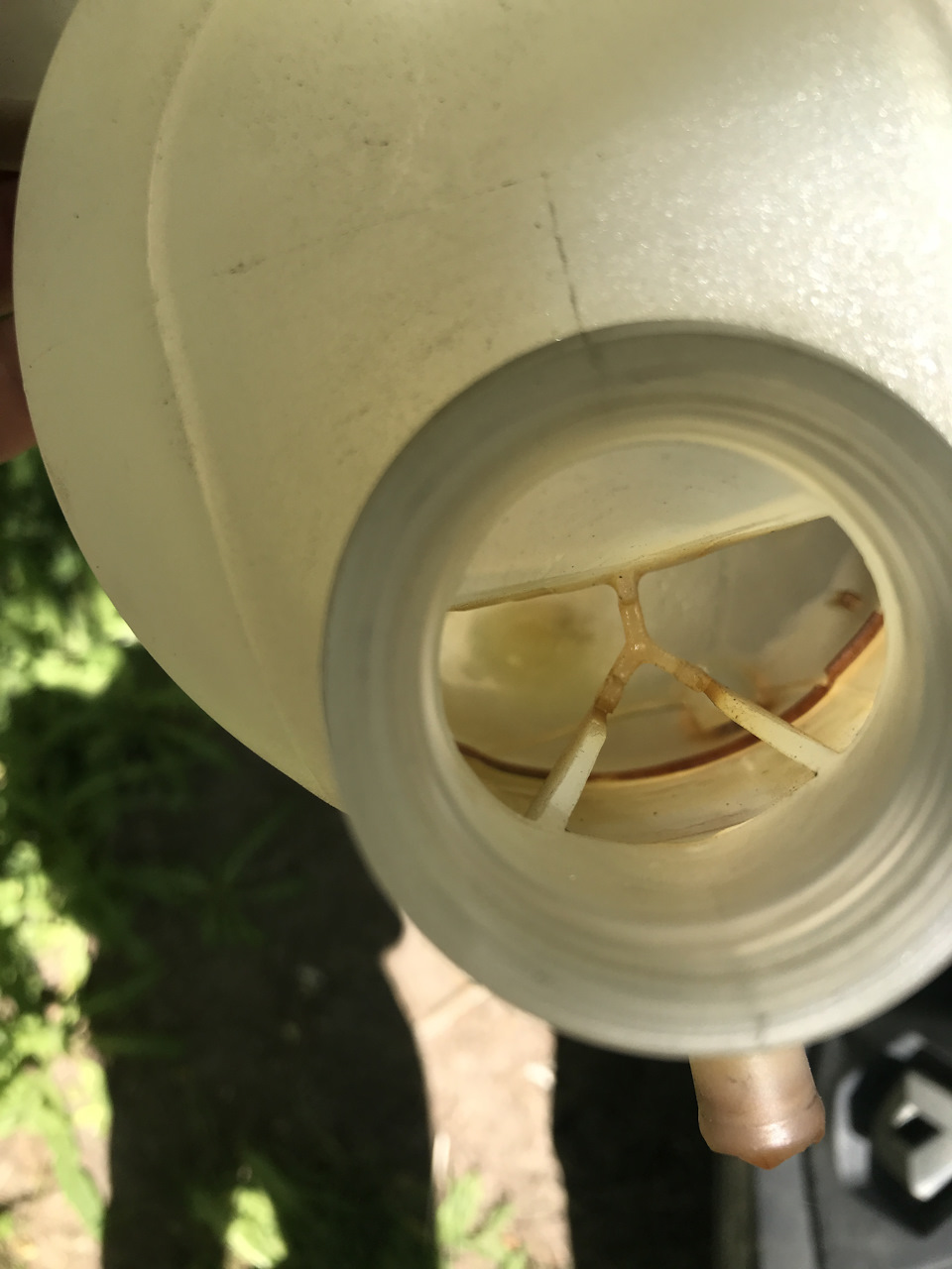 Замена расширительного бачка охлаждающей жидкости — Renault Logan (1G ...