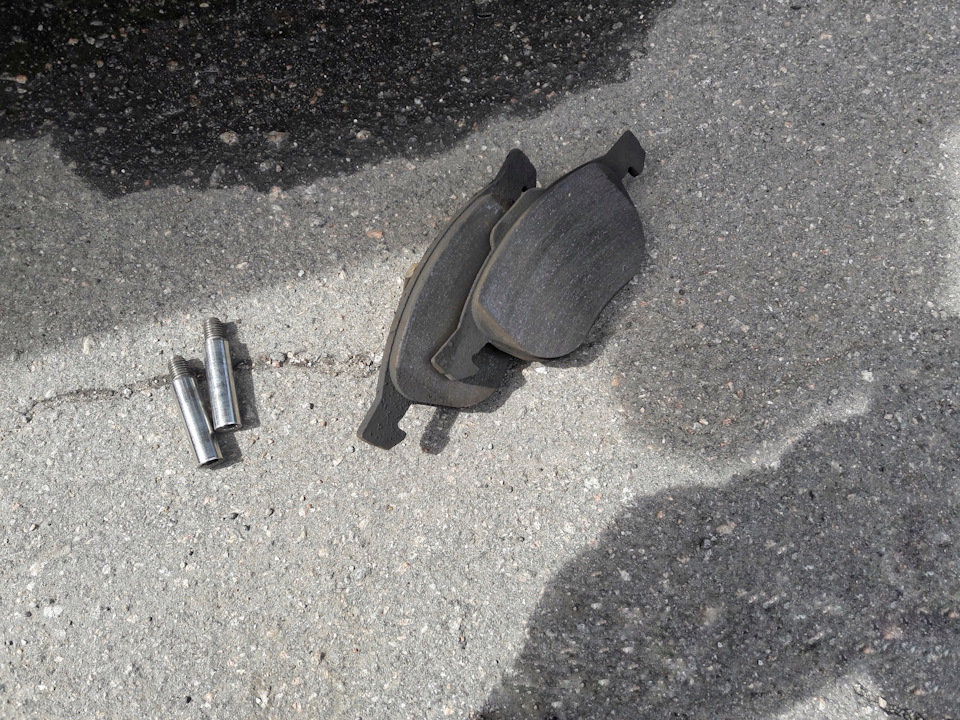 Кому нибудь таких колодок ещё бы на пару лет хватило, но мне не нравится тормозить клеем ) — Ford Focus Hatchback III