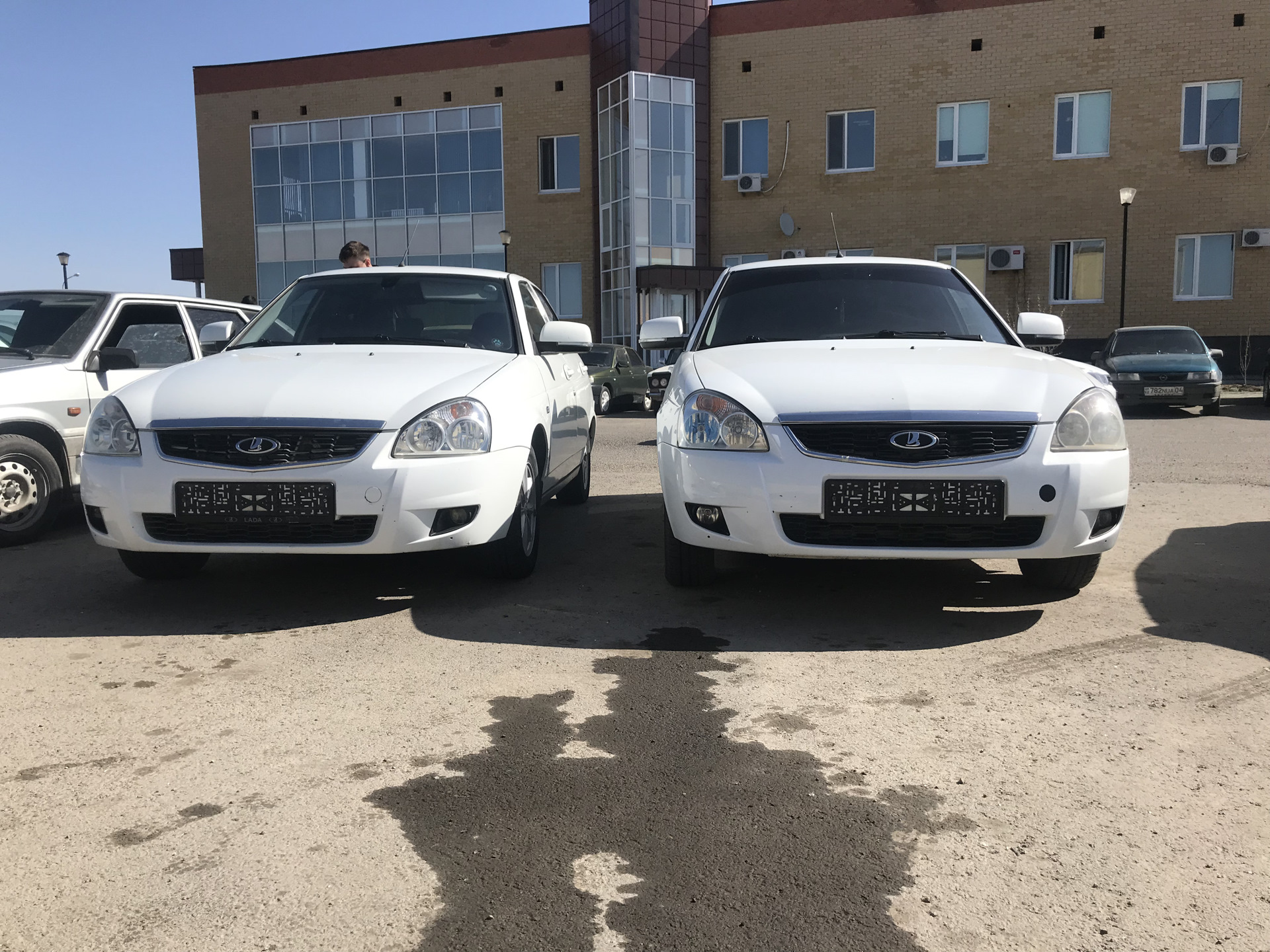 Бампер приора отличия. Приора 2 белая. Приора 1 и 2 разница. Первая Приора и вторая. Приора и Приора 2 отличия.