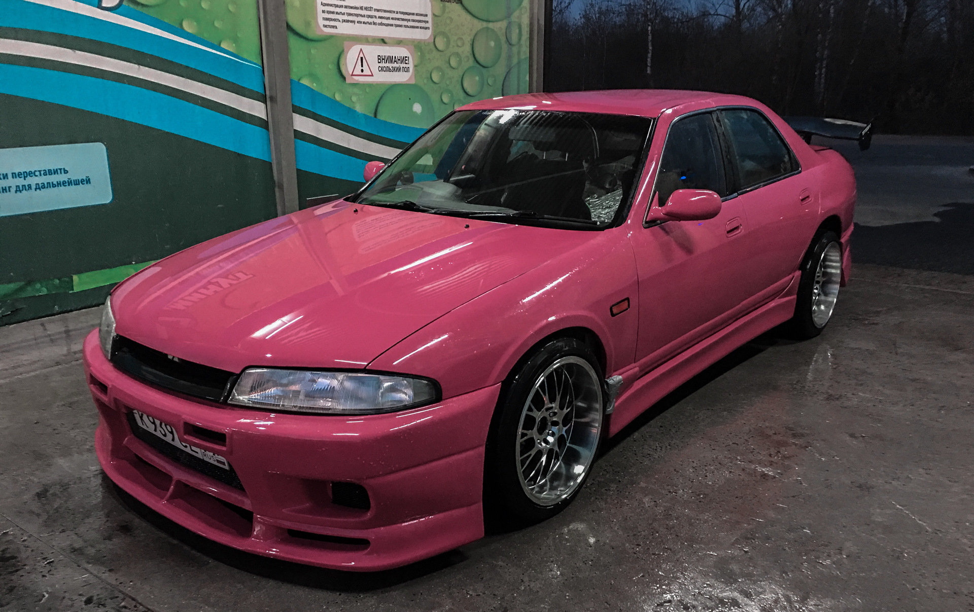 Nissan Skyline r33 розовый