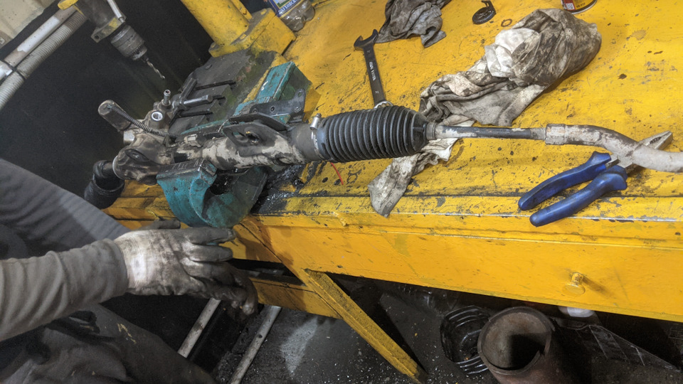 Ремонт рулевой рейки и замена наконечников и кучу по мелочи. Без снятия ...