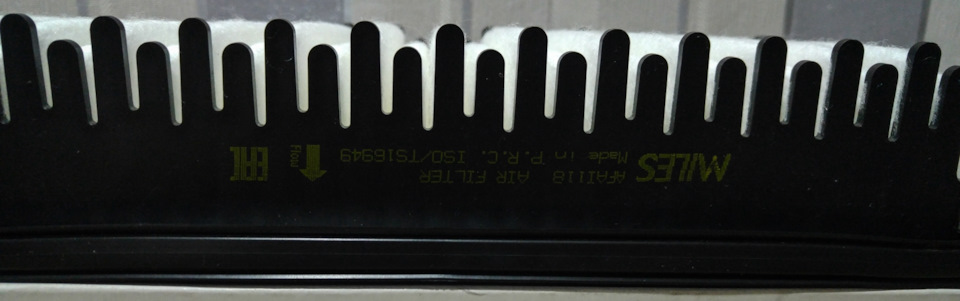 Укладка шторы с переменной высотой складок ФЭ аналогична оригиналу. Указан бренд, артикул, страна производства и направление воздушного потока. — Hyundai Solaris (1G)