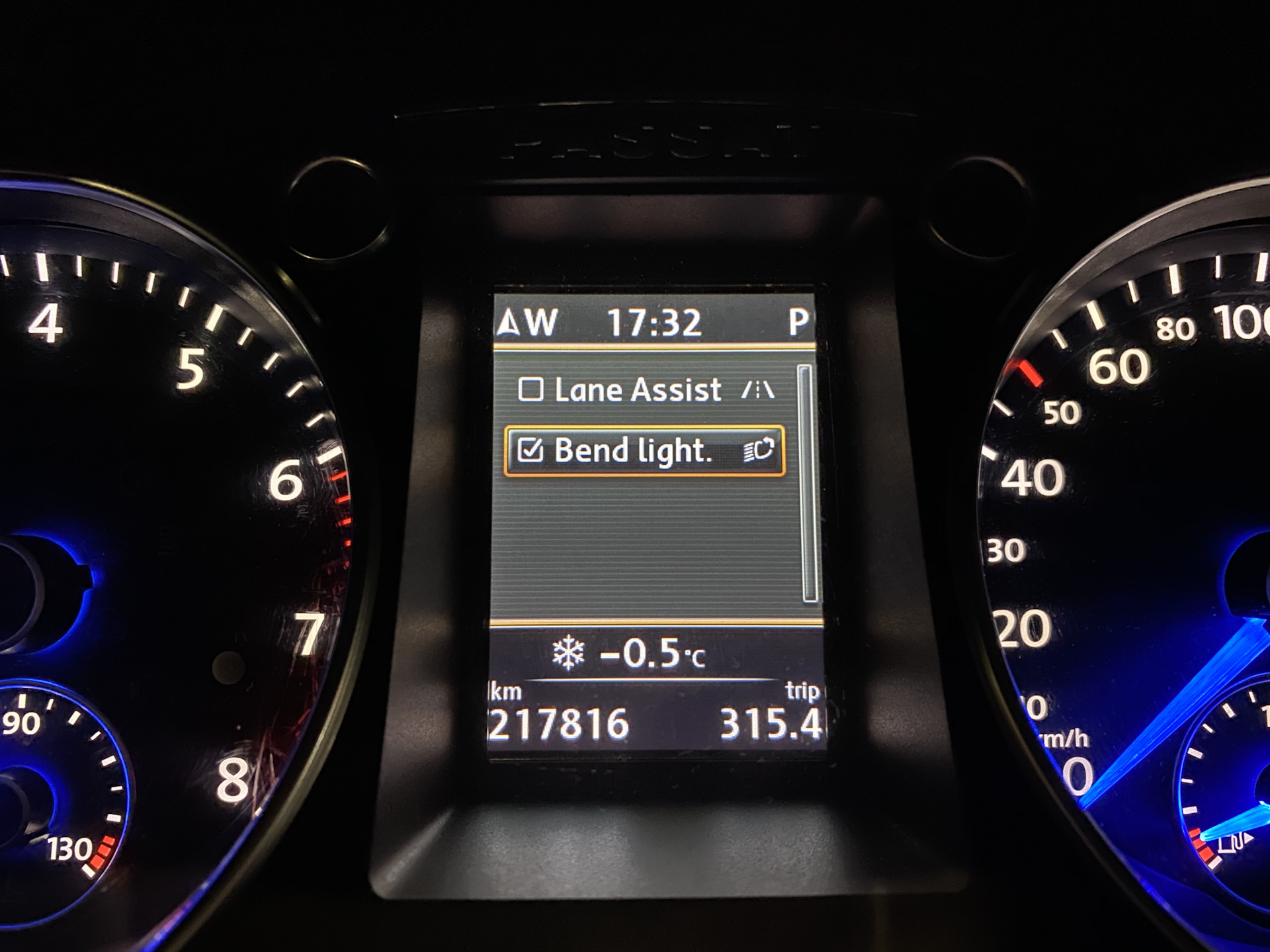 Адаптивное освещение тигуан. Система адаптивного освещения Пассат. Фольксваген Пассат с адаптивным светом. Ассистивное освещение Фольксваген. Ошибка ассистент адаптивного света Пассат б6.