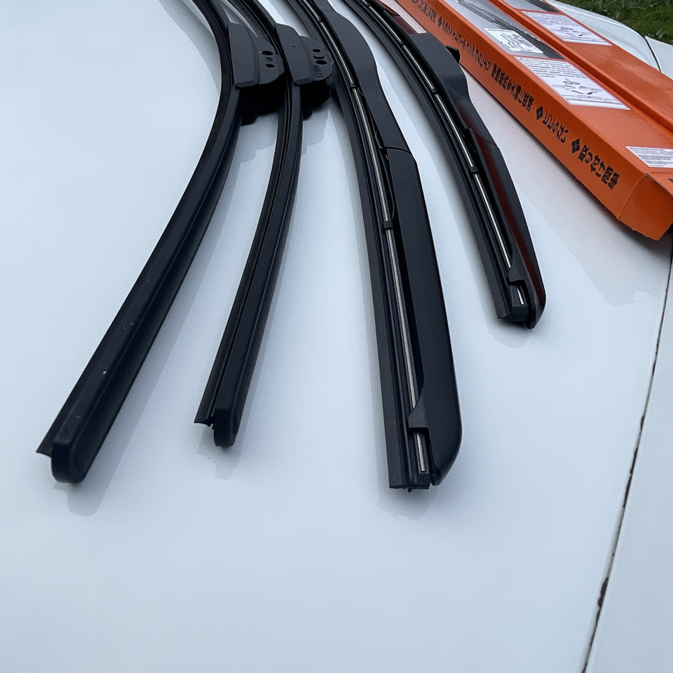 Резинка на новых дворниках закреплена надежнее и прижиматься должна сильнее. — Lada Приора седан