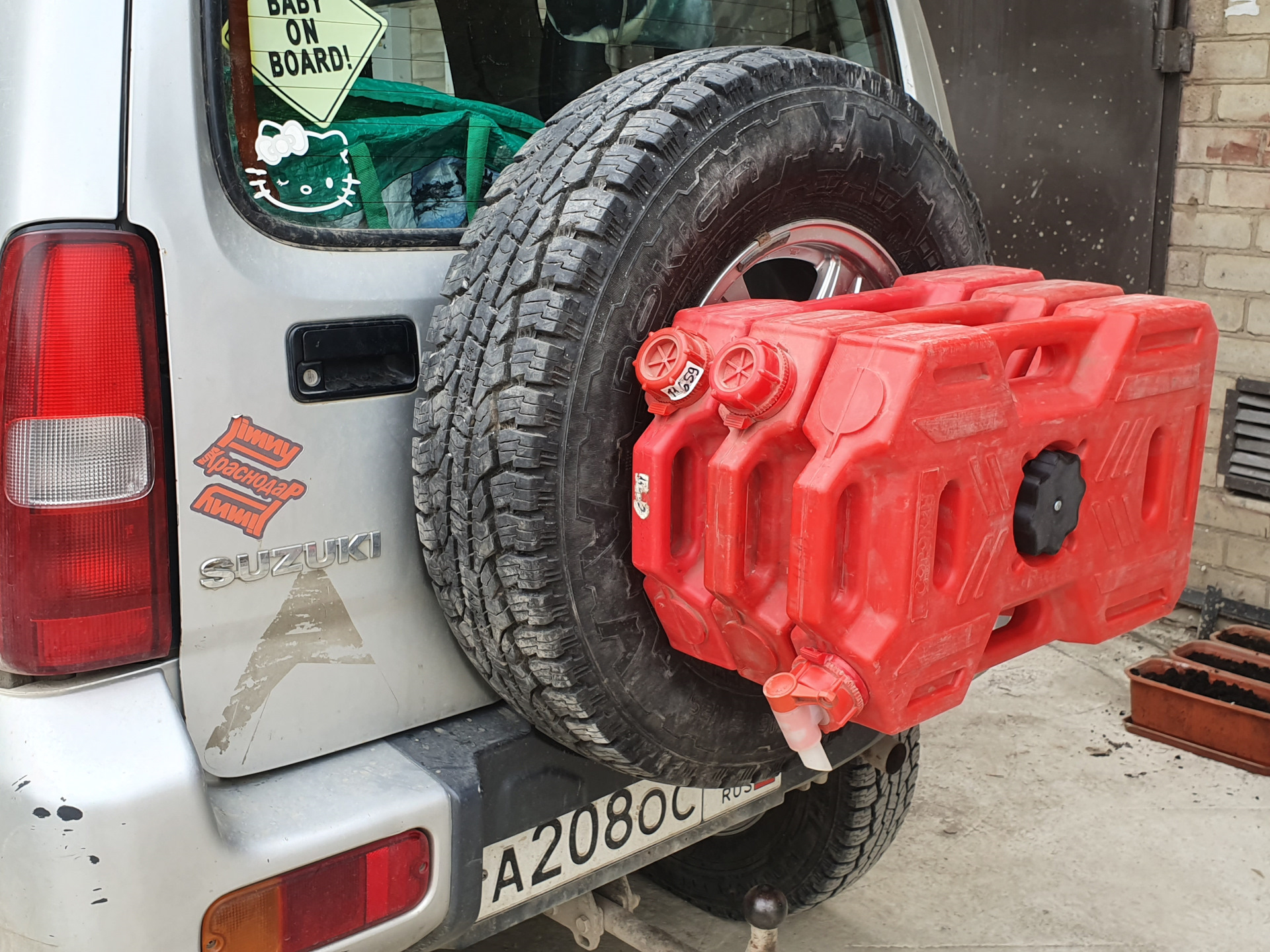 Крепление экспедиционной канистры на запаску. — Suzuki Jimny (1G), 1,3 ...