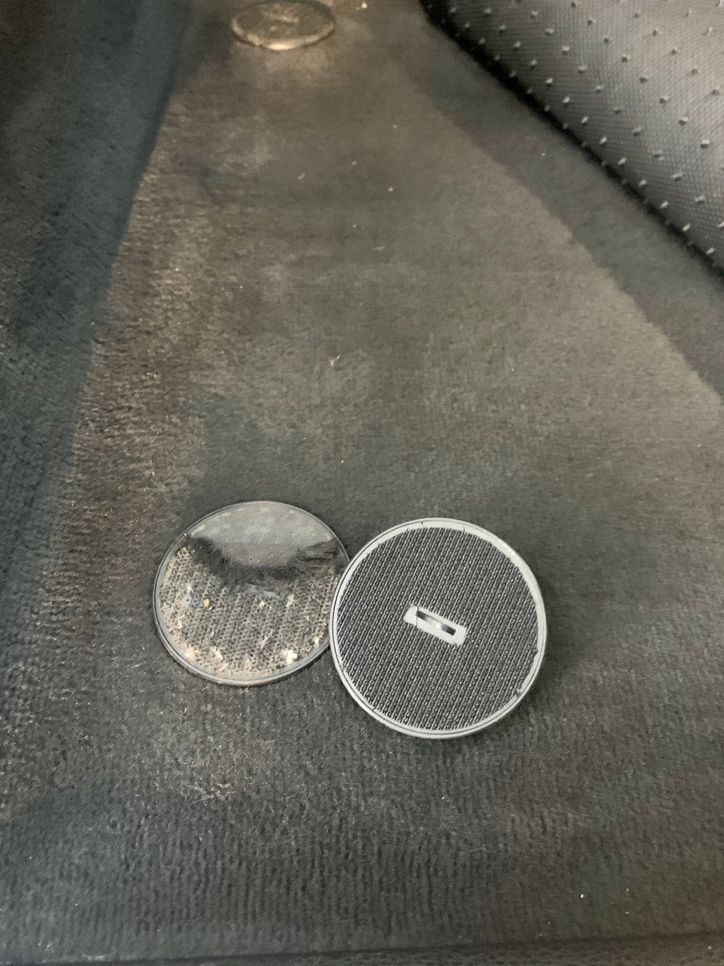 Замена: 1) Запорный механизм бака. 2) Клипсы для ковриков. BMW X5 E70 ...