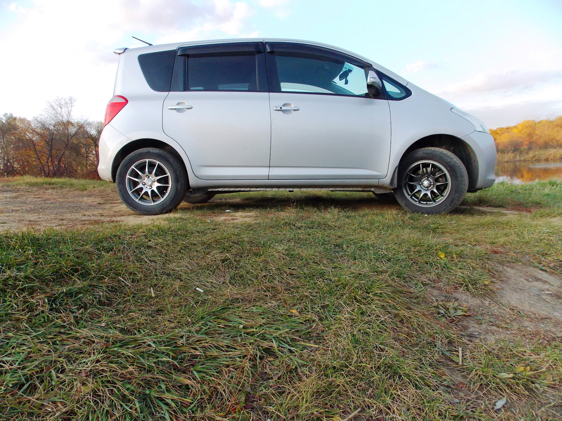 Проставки тойота сиента. Проставки Тойота Рактис. Toyota Ractis 2011. Toyota Ractis 2012 год 120 кузов. Проставки Тойота Рактис 2012.