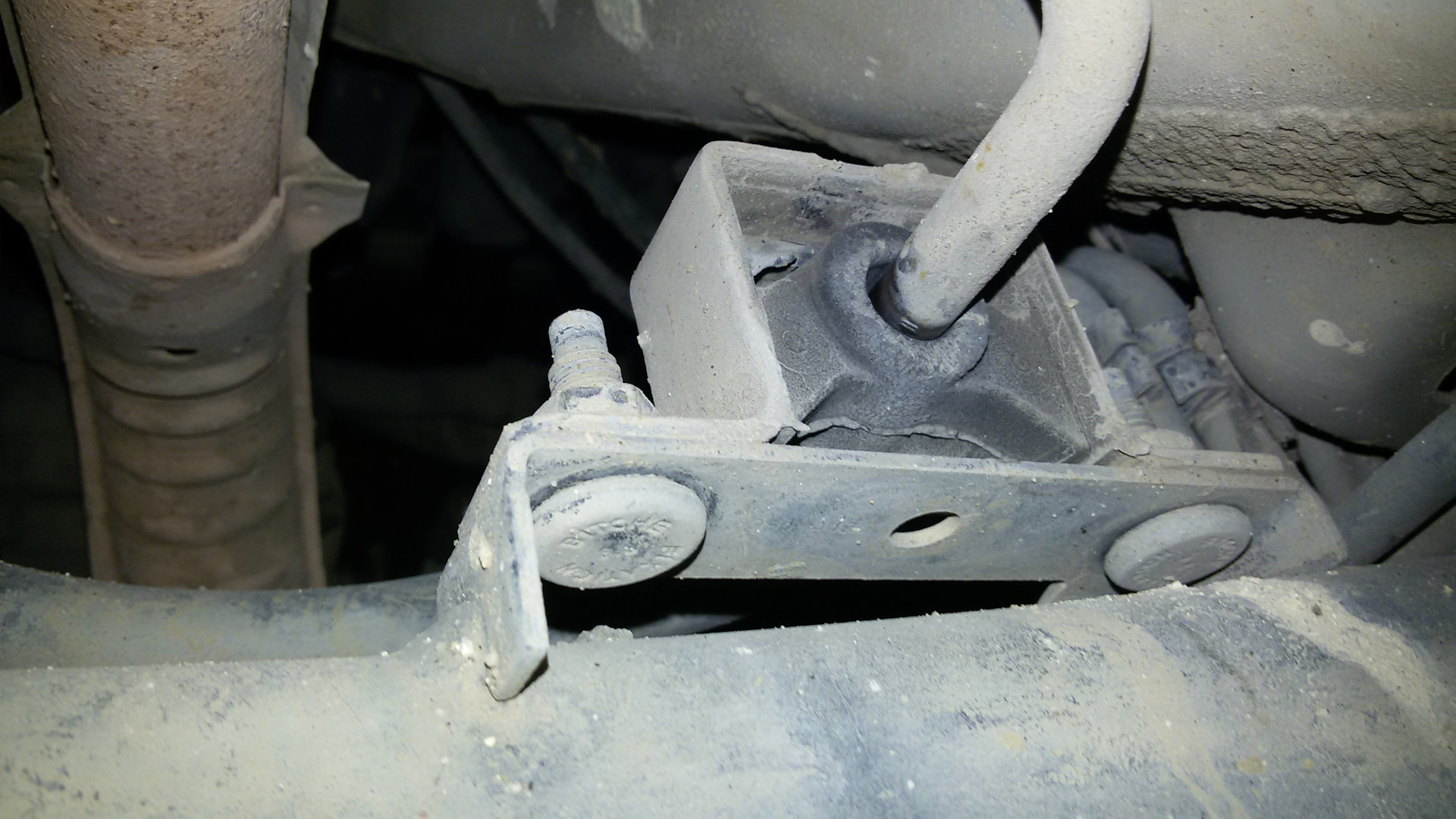 Скрип в подвеске при проезде лежачего полицейского. Скрип в передней подвеске ниссан кашкай 2013. Фольксваген поло скрип в передней подвеске на лежачих полицейских. Скрип при проезде лежачих полицейских. Форд фиеста стук в подвески.