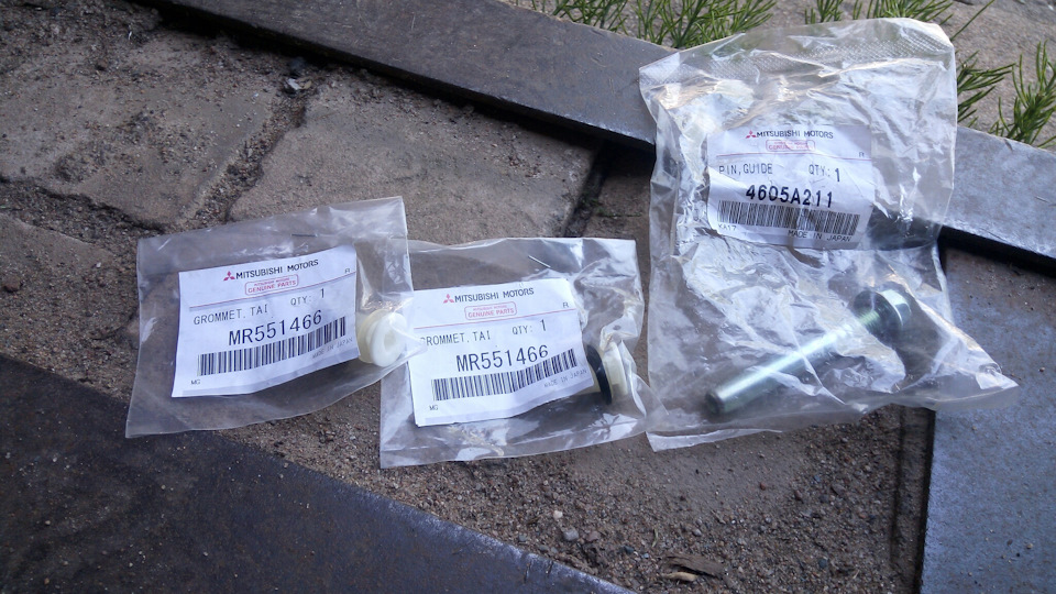 Фото в бортжурнале Mitsubishi Lancer IX. Запчасти на фото: MR551466, 4605A211
