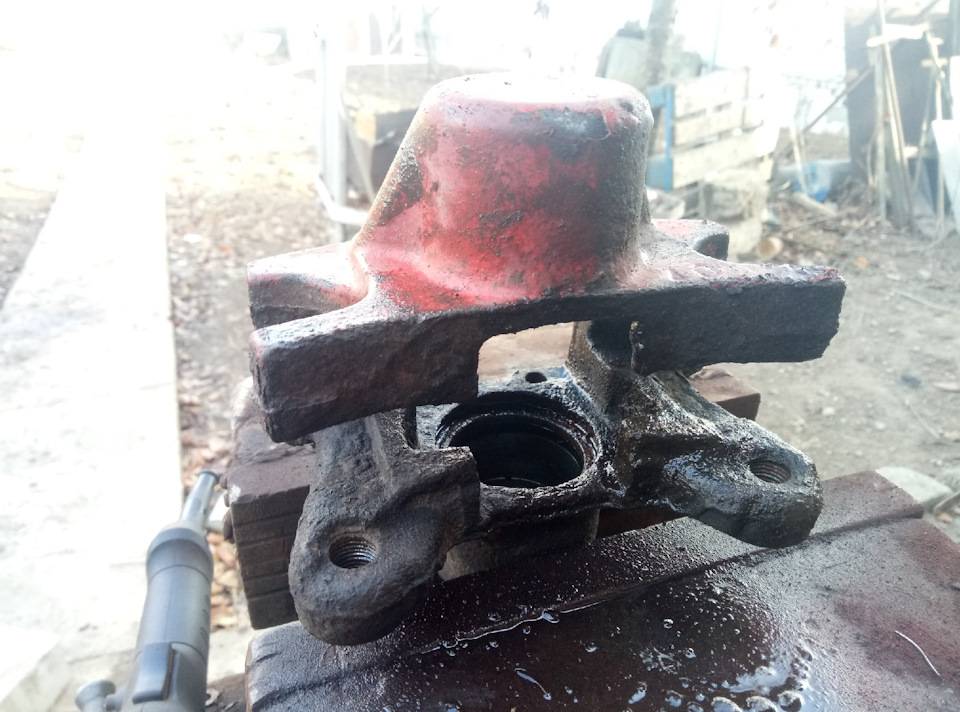 этот кусок ржавчины стоял на тормозном диске, почистив я понял, что это суппорт AISIN)) — Lexus IS I