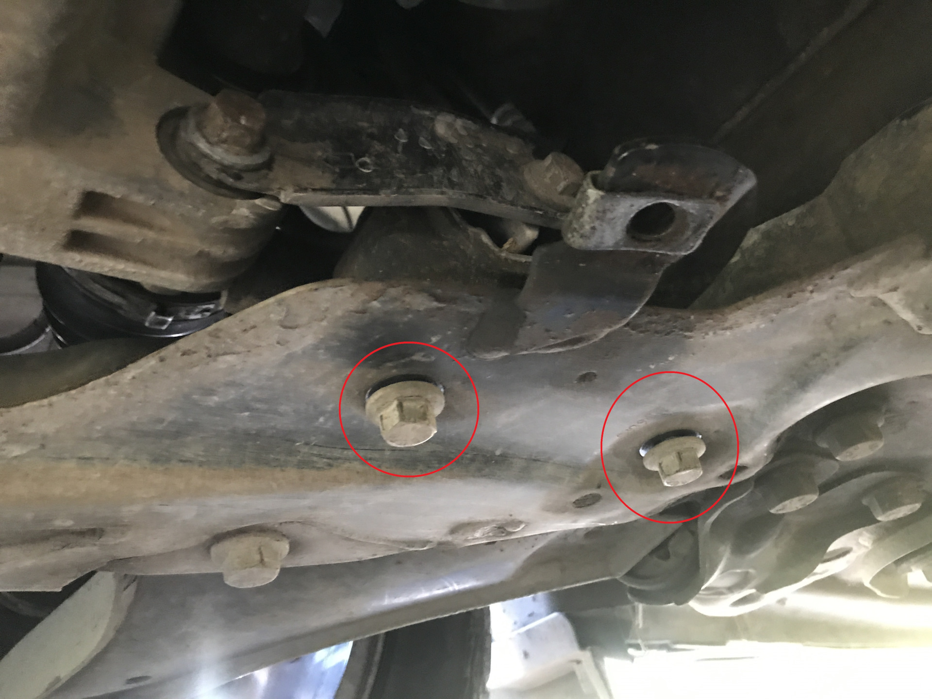 Замена нижней подушки двигателя. — Land Rover Freelander 2 (L359), 2,2 ...