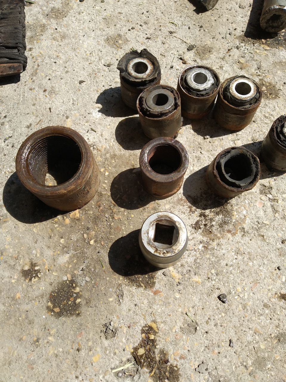 Выбивать и забивать сайлентблоки одно удовольствие, в прямом смысле .Мне понравилось .Ещё бы раз повторил, не спеша, с двух — трёх ударов, сайлент вылетает, и новый влетает ) — Mercedes-Benz E-Class (W124)