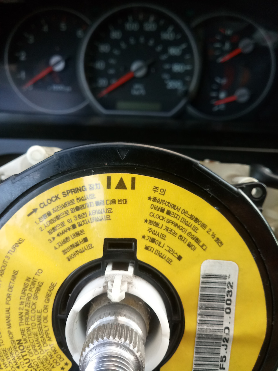 На фото видно треугольнички, они должны быть друг против друга. — KIA Carnival (1G). Запчасти на фото: Z4328