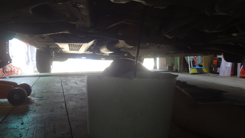 16. Сливаем масло, поддомкратив машину, что бы оно все слилось. — Renault Sandero Stepway (2G)