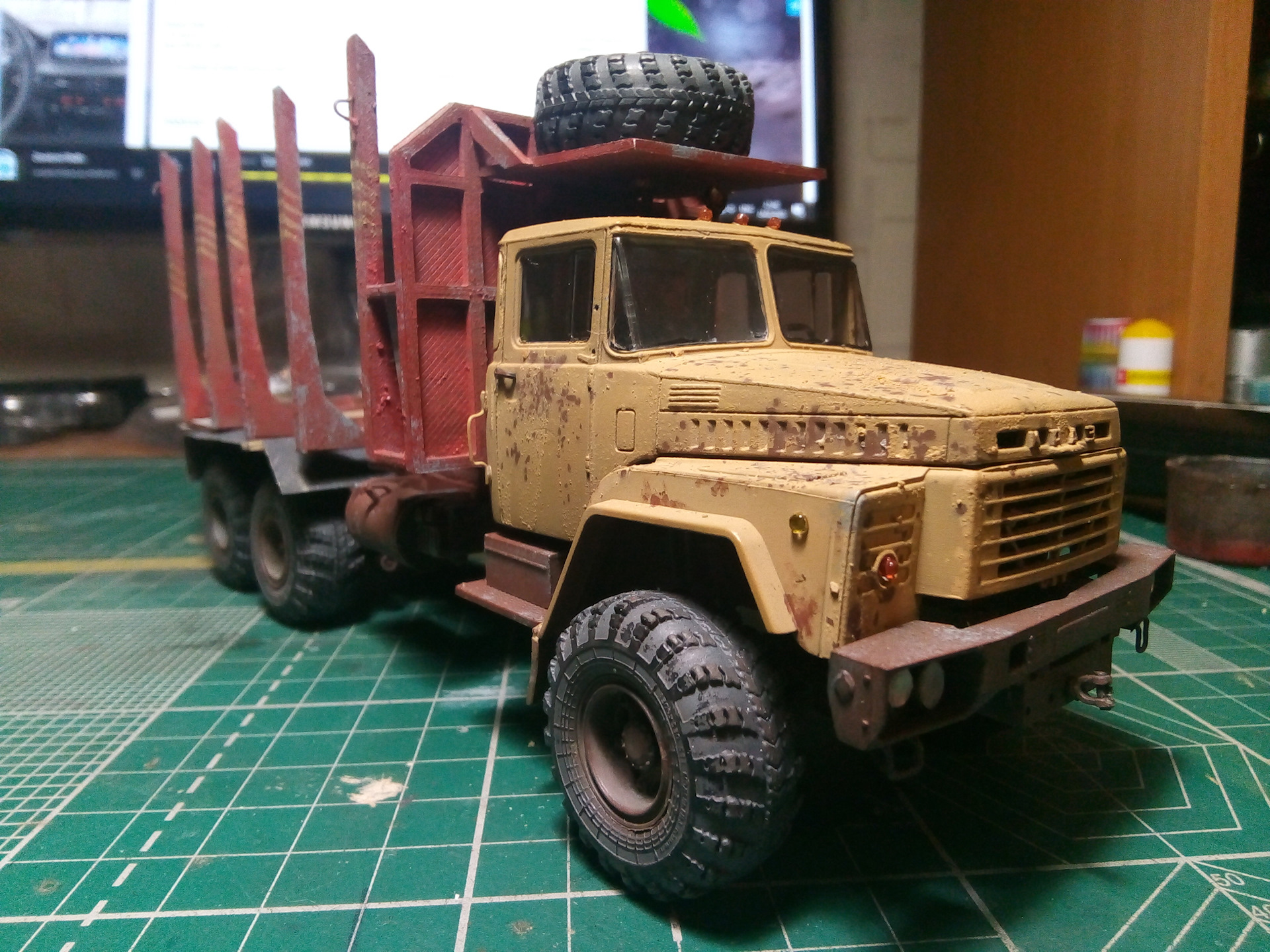 продам масштабную. зил 130 авд 1 43. коллекционные машинки 1 43 ссср. камаз 65115 авд. ваз 2106 evr.