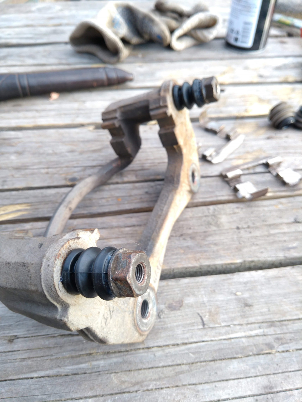 Скоба с пальцами. Пальцы должны торчать примерно так, не больше. Палец с резинкой не должен выпрыгивать из пыльника. Не забываем что палец с резинкой всегда сверху на суппортах — KIA Ceed SW (1G)