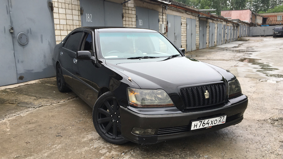 Toyota Crown черный