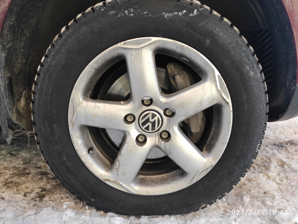 R18 Pirelli Ice Zero — Volkswagen Touareg (1G). Запчасти на фото: Pirelli Winter Ice Zero
