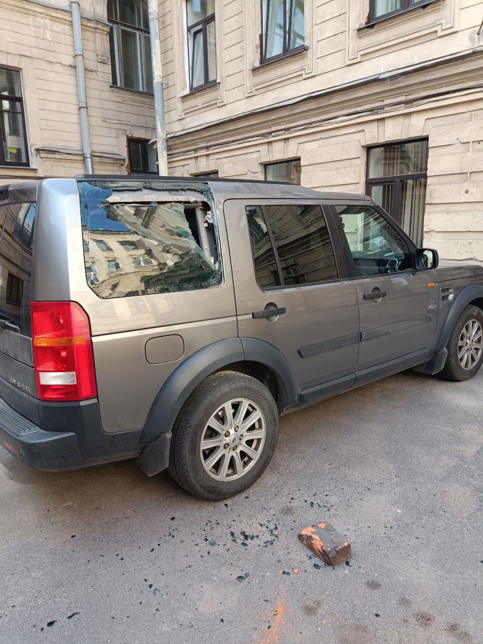 мы случайно уронили кирпич на вашу машину — Land Rover Discovery III, 2,7  л, 2008 года | ДТП | DRIVE2