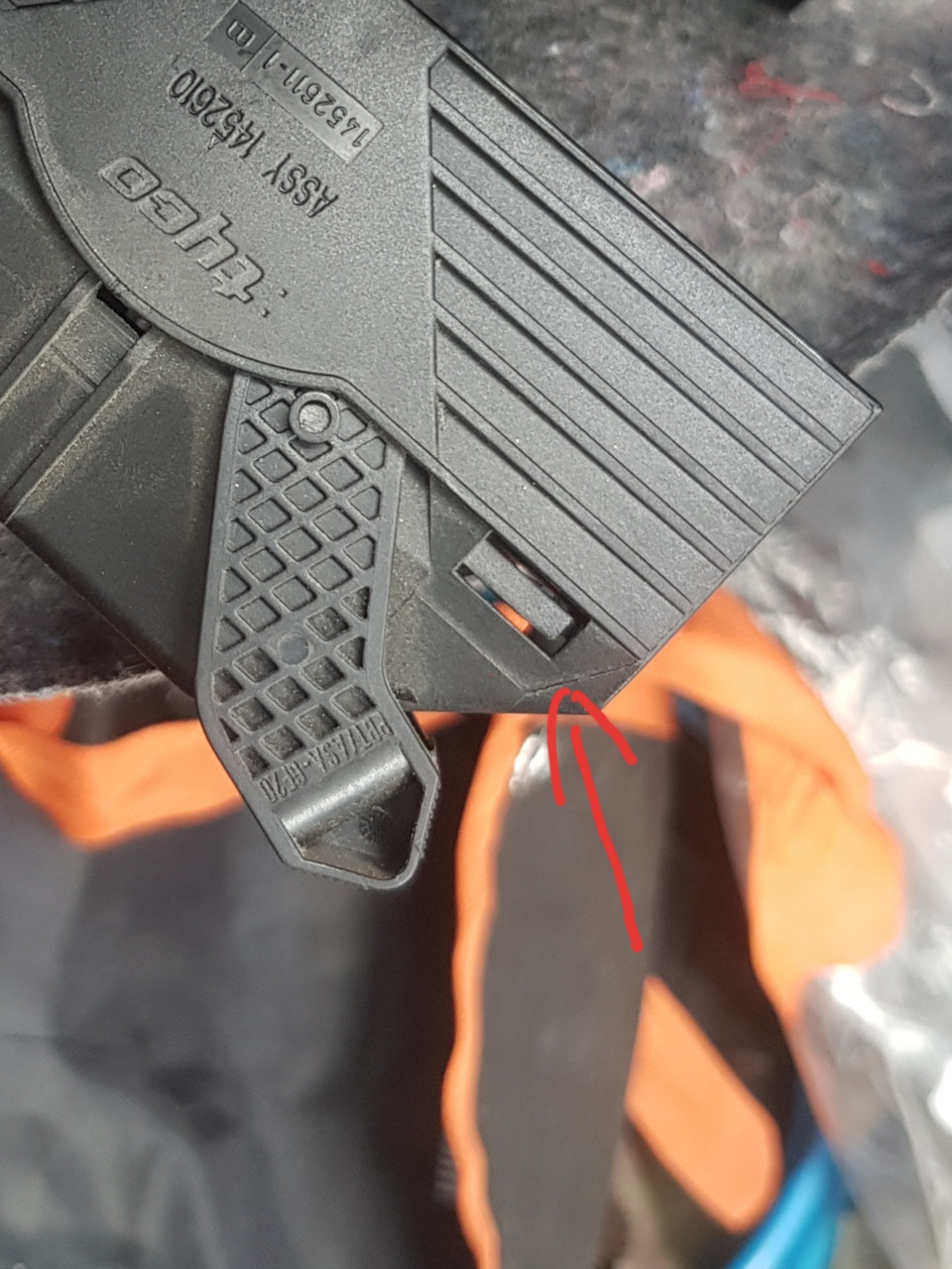 Чообы отщелкнуть разъём нужно мелкие защелки развести по бокам, они фиксируют колодку с пинами — Opel Astra H