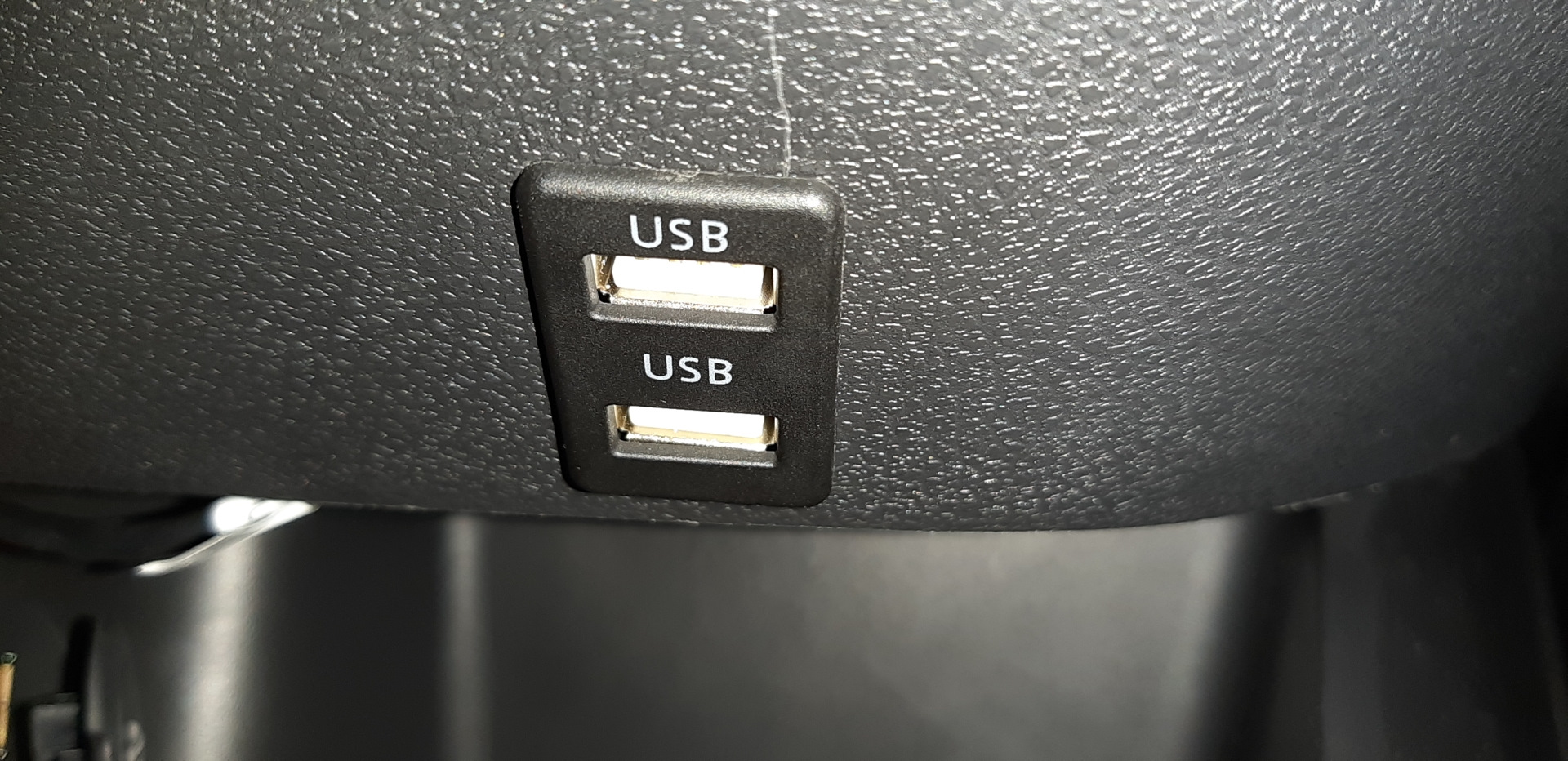 Куда вывести. Лада Веста USB разъем. Хендай ix35 USB разъем. Лада Веста CW 2021 USB разъем. USB разъем для Лада Веста SW.