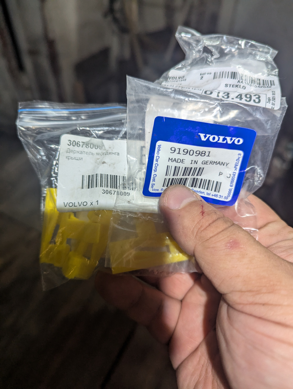 Кусочки пластмассы за много денег — Volvo V70 II. Запчасти на фото: 30678009, 9190981
