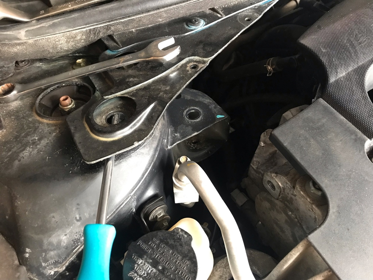 Замена верхней правой подушки(гитары) мотора. — Nissan Teana (J32), 2,5 ...