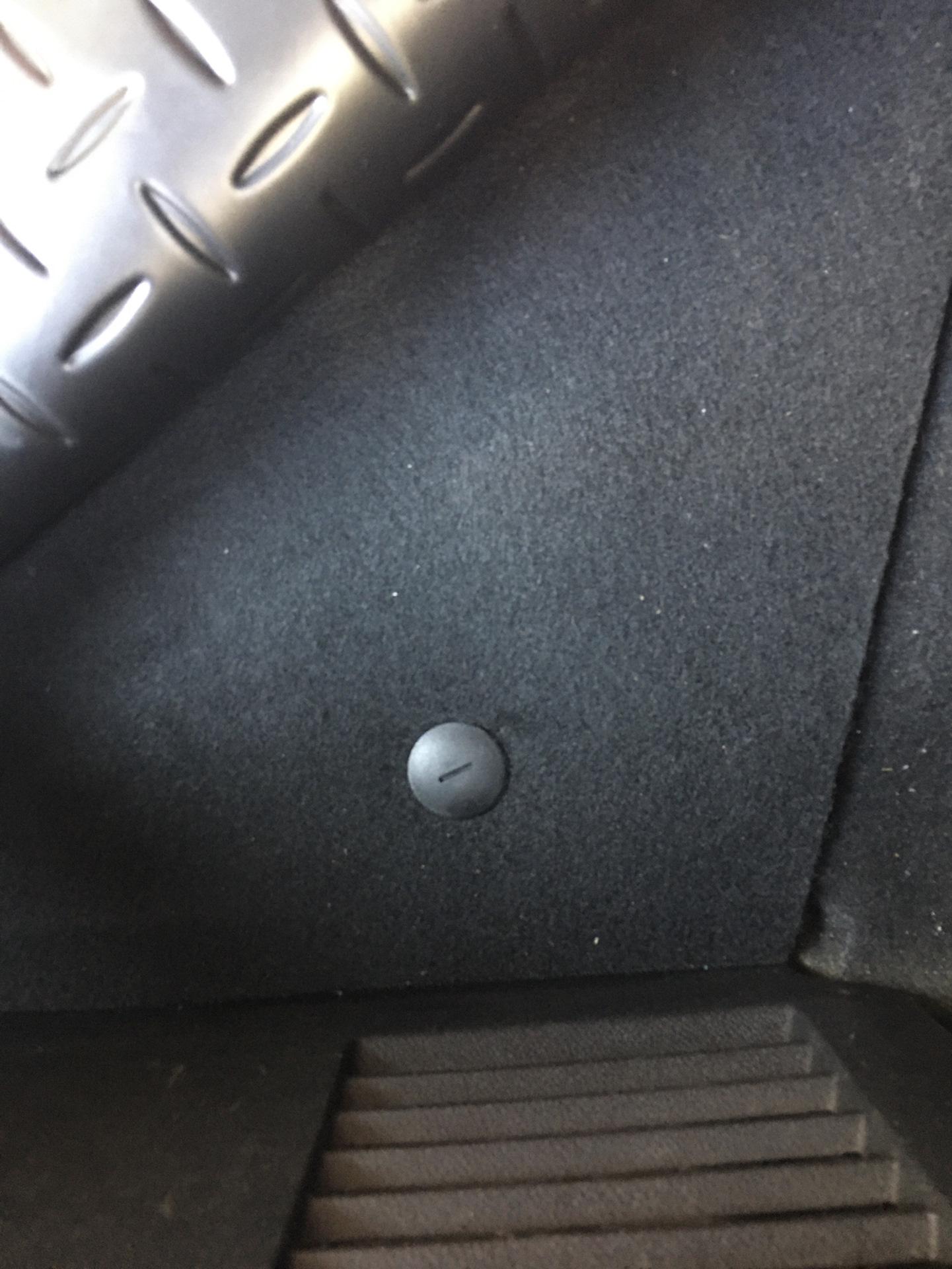 Пистоны крепления обшивки пола багажника — Renault Megane III, 1,6 л ...