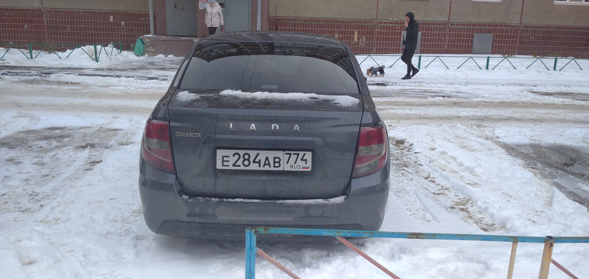 Тонировка задней полусферы и фонарей — Lada Гранта (2G) FL, 1,6 л, 2021 ...