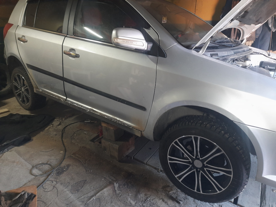 Пороги с профилированной трубы 50х50 — Geely MK Cross, 1,5 л, 2012 года ...