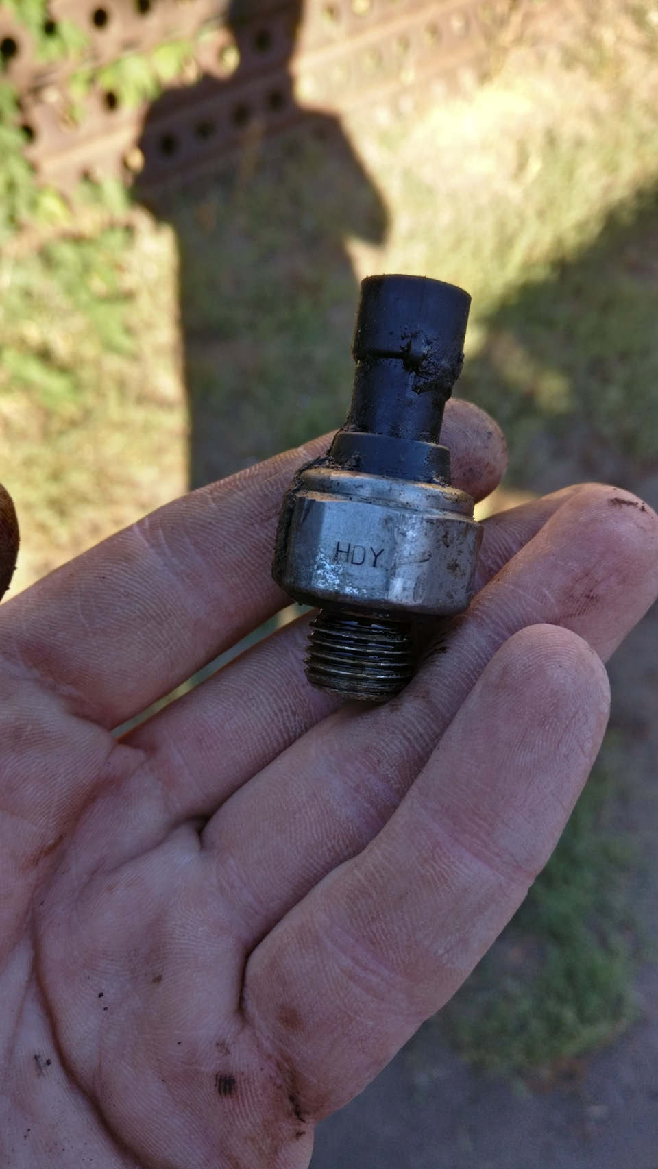 Мигает масленка на холостом. Масляный датчик лансер 9 1. Индикатор аварийного давления масла с лампочками. Моргнула масленка. Панель приборов митсубиси лансер 10 загорелась лампочка масленка.