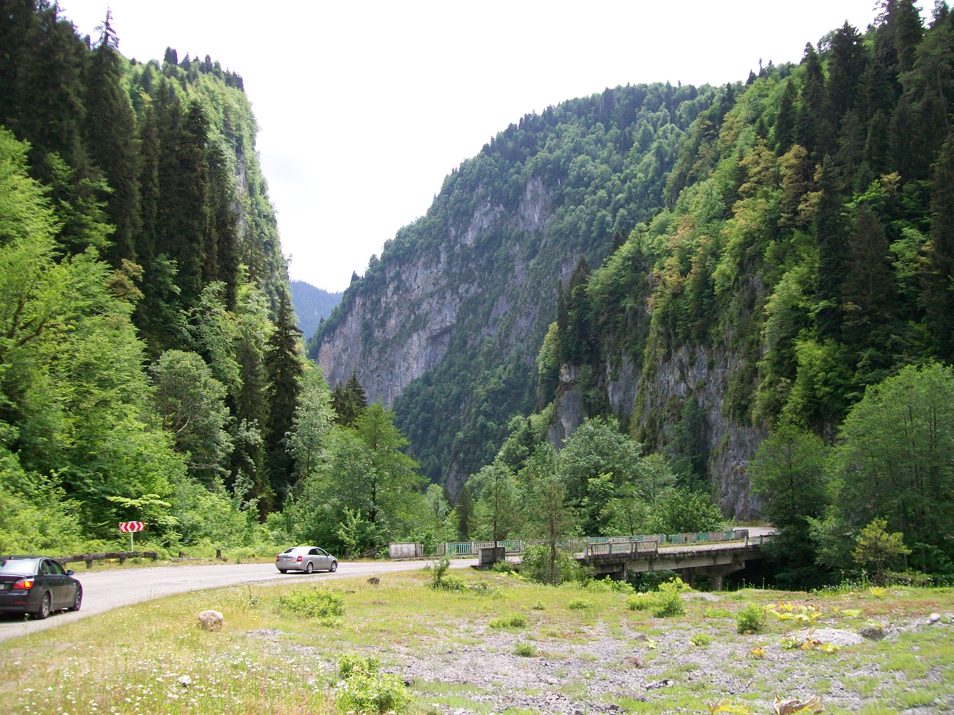 Абхазия дорога в горах