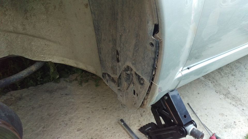 Осмотр полостей под подкрылками — Lada Гранта, 1,6 л, 2012 года ...