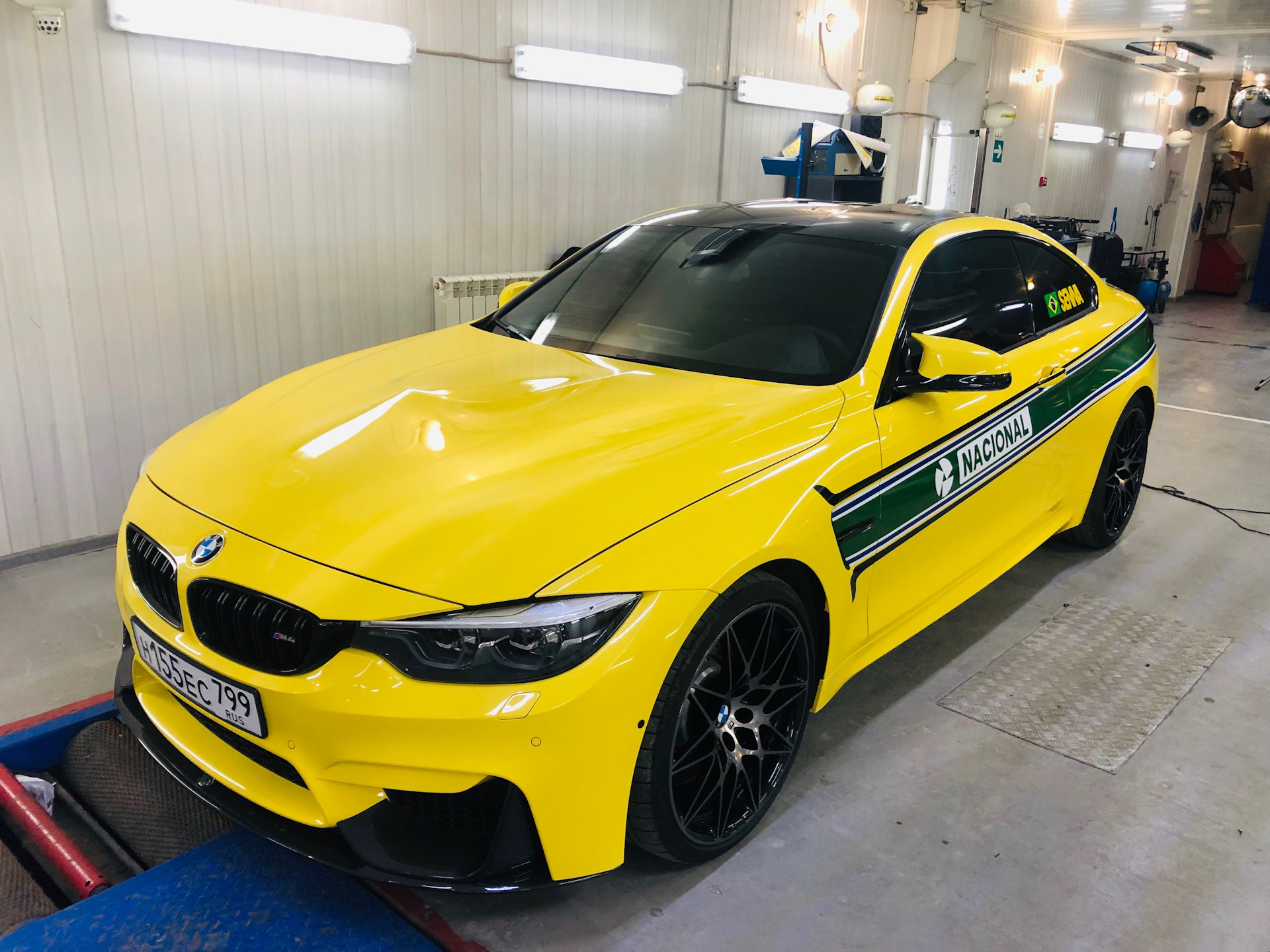 BMW m4 хаки