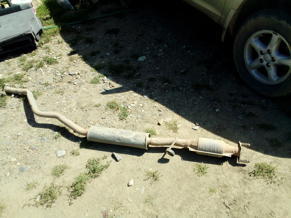 Снимаем глушитель потому как основная помеха для снятия бака это он. — Toyota Harrier (1G)